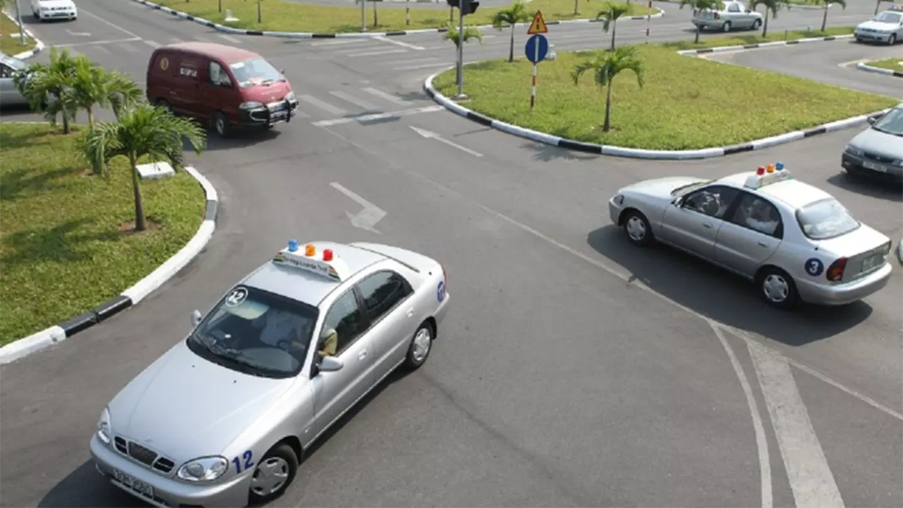 3 Thay Đổi Cốt Lõi Về Thi Bằng Lái Ô Tô 2026: GPLX Số Tự Động Phải 'HỌC LẠI' Nếu Muốn Lên Số Sàn!