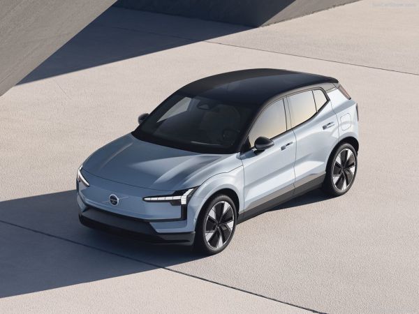 Mâm 18 inch, đèn pha LED, trần xe hai tông màu.