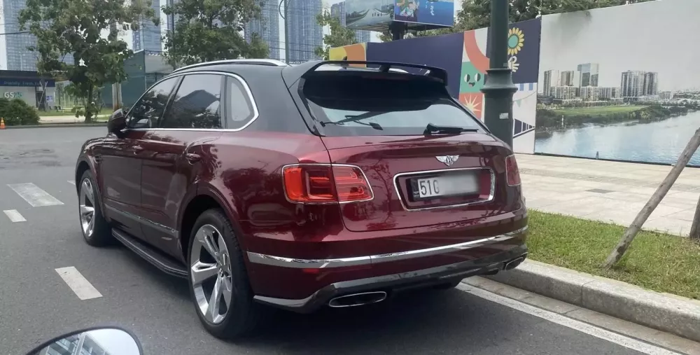 Bentley Bentayga W12 2 màu sơn lạ mắt 'tắm nắng' ở TP.HCM