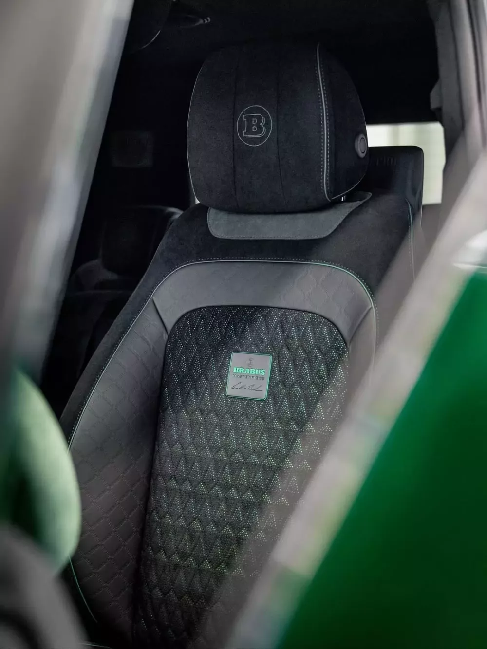 Brabus XLP 800 6x6: "Cá sấu 6 bánh" độc nhất vô nhị đổ bộ Việt Nam