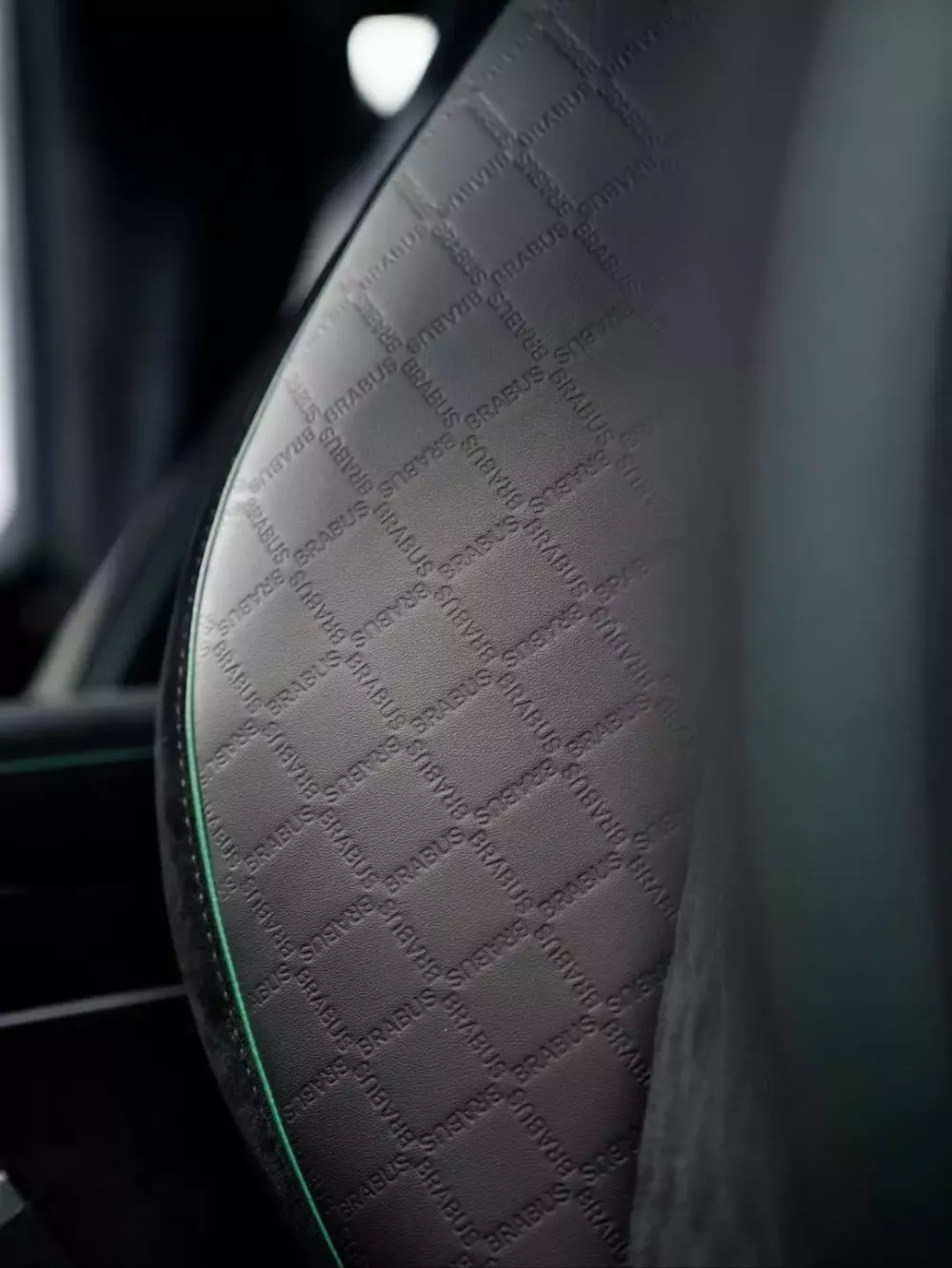 Brabus XLP 800 6x6: "Cá sấu 6 bánh" độc nhất vô nhị đổ bộ Việt Nam