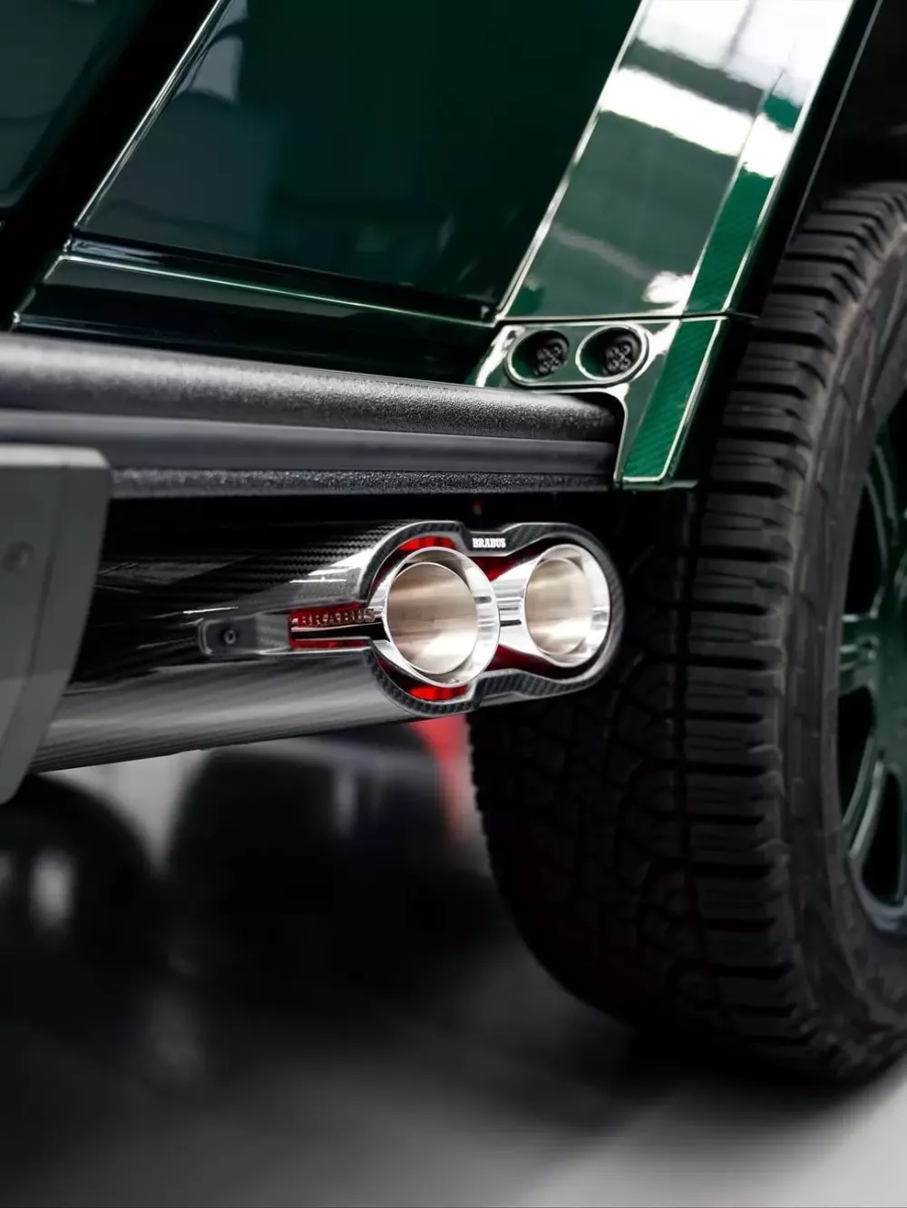 Brabus XLP 800 6x6: "Cá sấu 6 bánh" độc nhất vô nhị đổ bộ Việt Nam