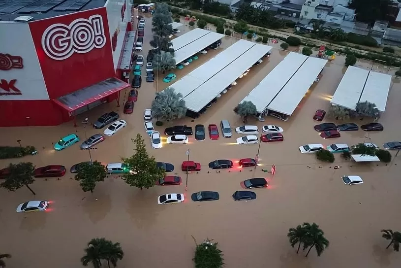 Cẩm nang sinh tồn cho ô tô mùa mưa lũ: Các bước xử lý khi xe bị ngập và những sai lầm 'chết người' cần tránh