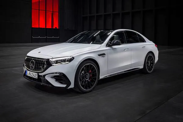 Cơn Sốt Hybrid: Lời Giải Cho Kỷ Nguyên Giao Thoa?