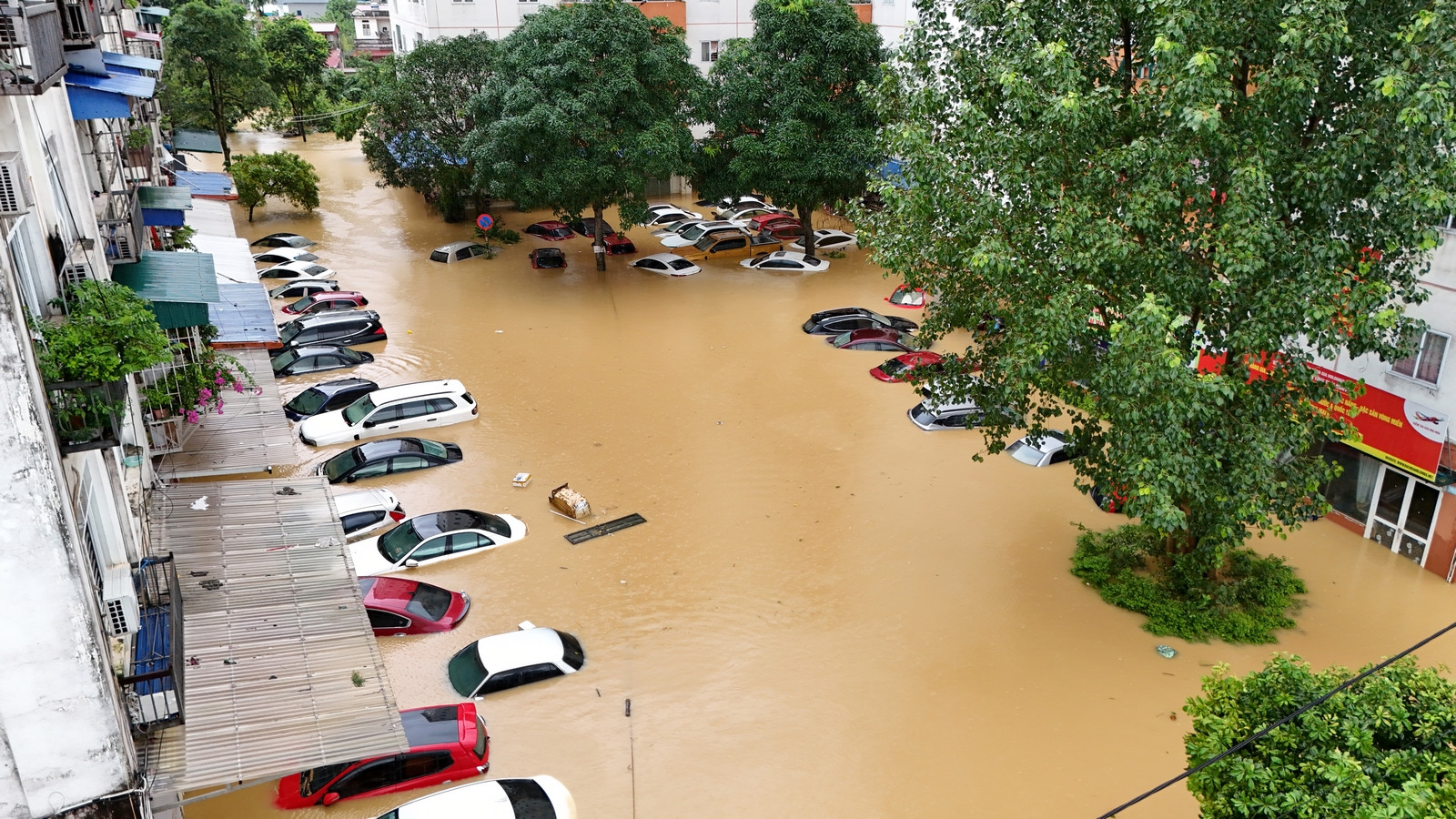 Đừng chủ quan với xe bị ngập nước: Chi phí vệ sinh, kiểm tra có thể bạn chưa biết