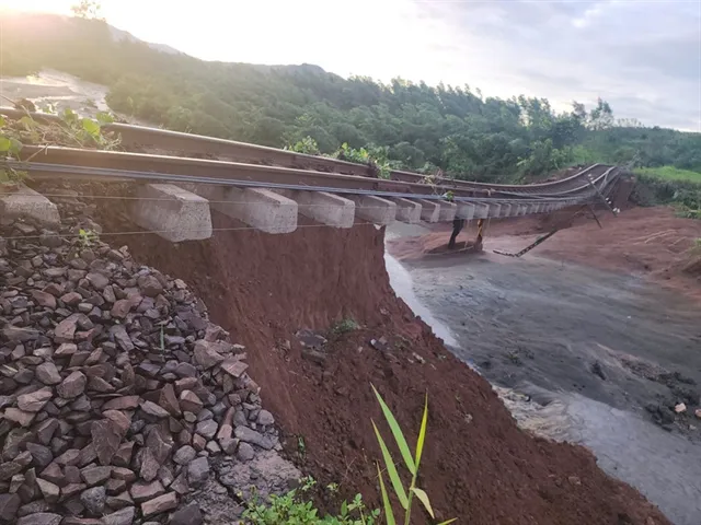Đường sắt Bắc-Nam lại bị 'xé toạc' vì bão: 'Vết đứt' 9 mét và kịch bản chuyển tải lặp lại