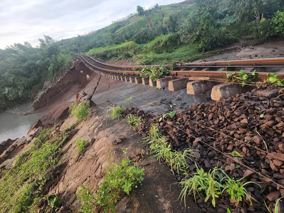 Đường sắt Bắc - Nam bị chia cắt, hành khách được chuyển tiếp bằng ô tô
