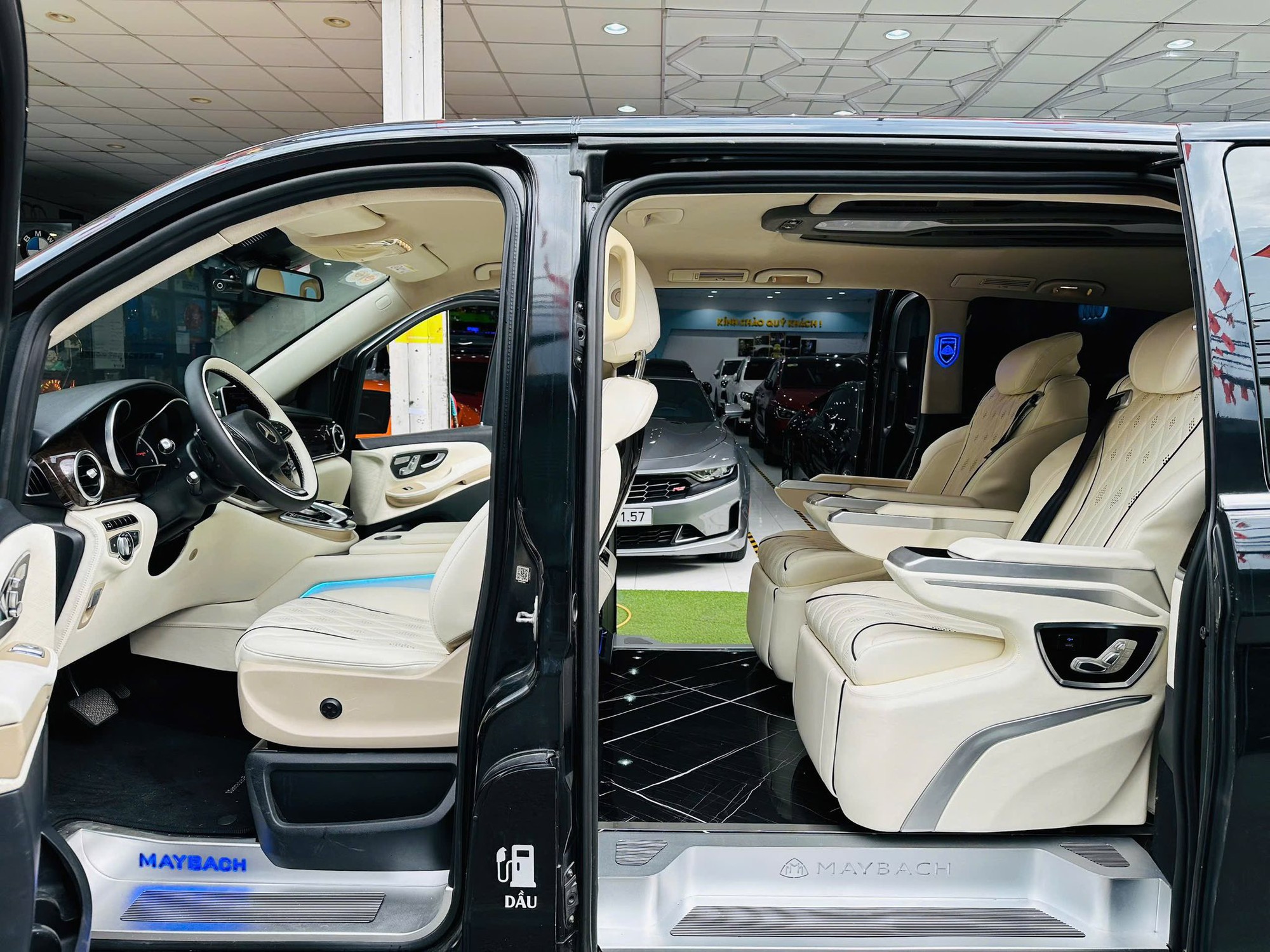 Giá chưa đến 1 tỷ, chiếc Mercedes-Benz này rộng rãi như Carnival, có treo thích ứng nhưng chạy 'không tốn một giọt xăng'