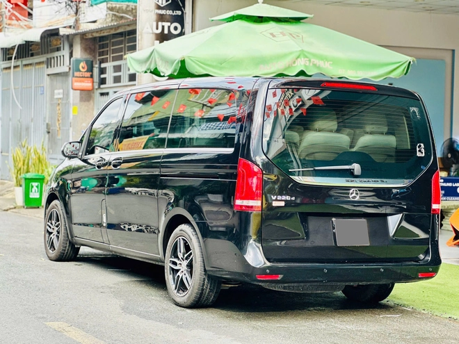 Giá chưa đến 1 tỷ, chiếc Mercedes-Benz này rộng rãi như Carnival, có treo thích ứng nhưng chạy 'không tốn một giọt xăng'