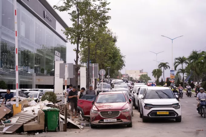 Xe ngập nước, hư hỏng xếp hàng chờ sửa chữa trước hệ thống đại lý Kia, Mazda, Peugeot (thuộc Thaco) tại Nha Trang, Khánh Hòa. Ản: Bùi Toàn