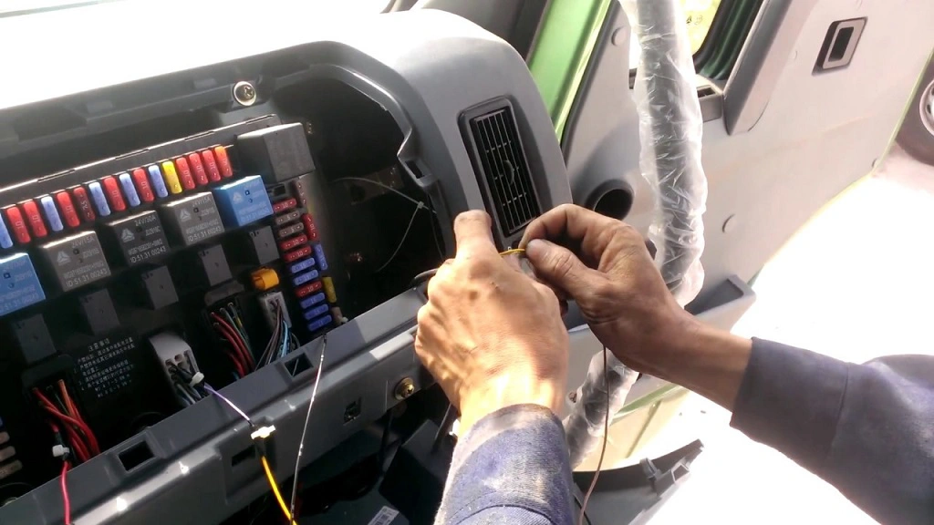 Hộp Đen Ô Tô Là Gì? Phân Biệt Giám Sát Hành Trình & Ghi Dữ Liệu Va Chạm