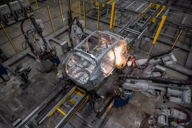 Robot tự động hóa trong nhà máy VinFast. Ảnh: VinFast