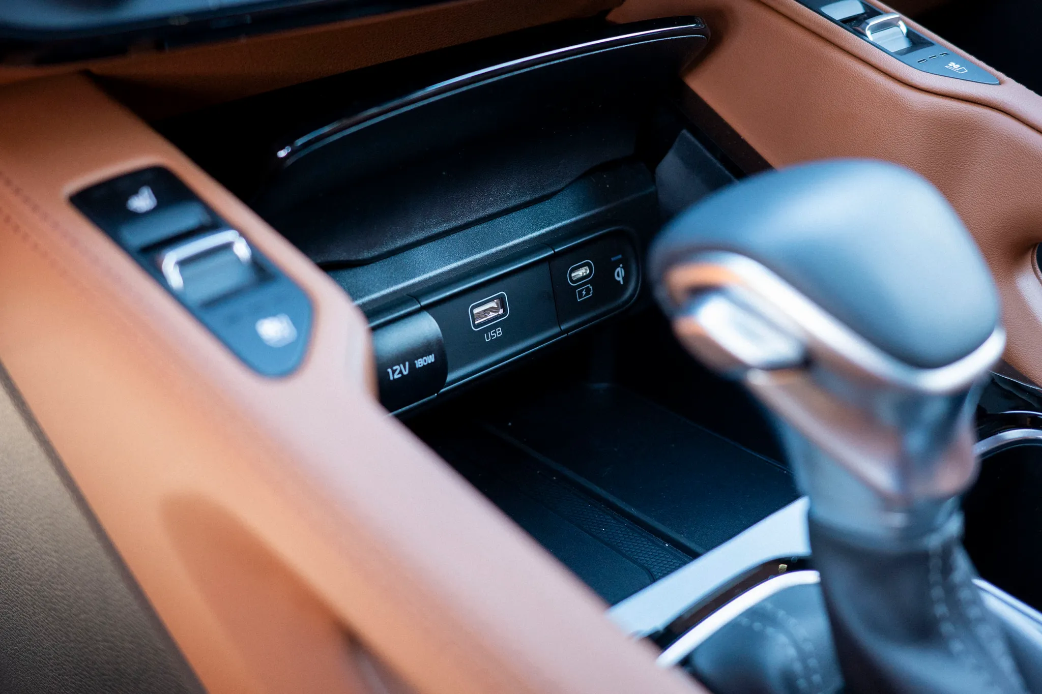 Hyundai Kia 2025 Vẫn Dùng USB-A Cũ Cho CarPlay: Phiền Toái Lạ Lùng Với Người Đam Mê Xe