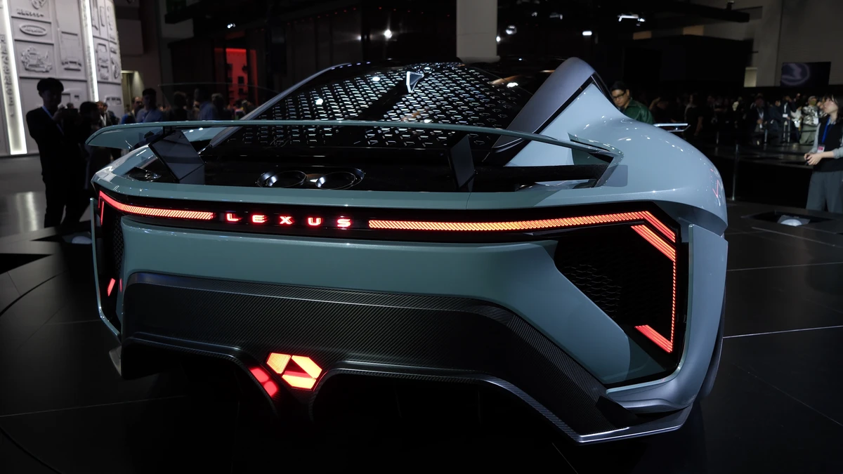 JMS 2025: Lexus LS Concept sáu bánh, biến sedan sang trọng thành 'Tàu Vũ Trụ'