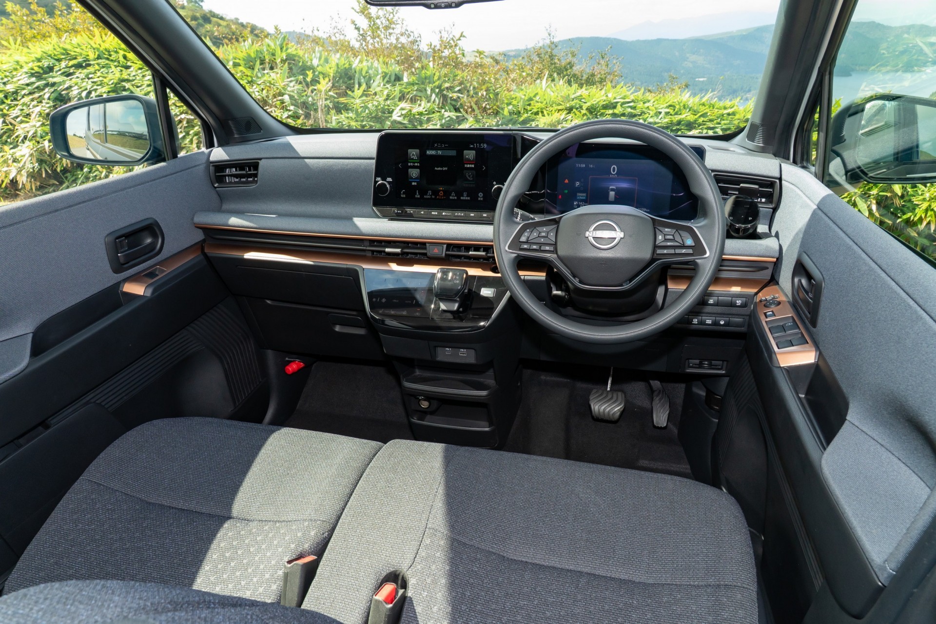 Nissan Và Nước Cờ Năng Lượng Mặt Trời: Tương Lai Xe Điện Là Tự Sạc?