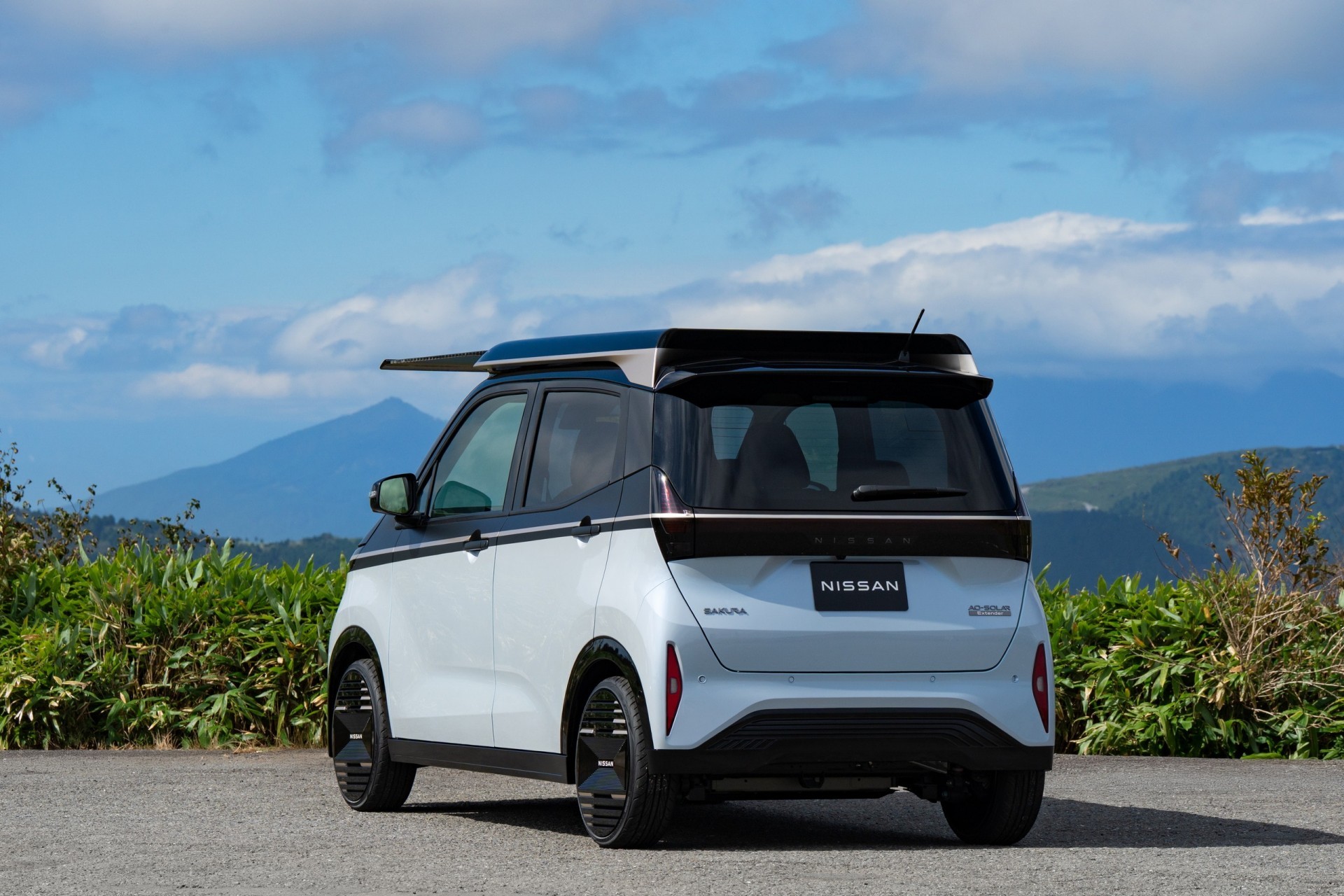 Nissan Và Nước Cờ Năng Lượng Mặt Trời: Tương Lai Xe Điện Là Tự Sạc?