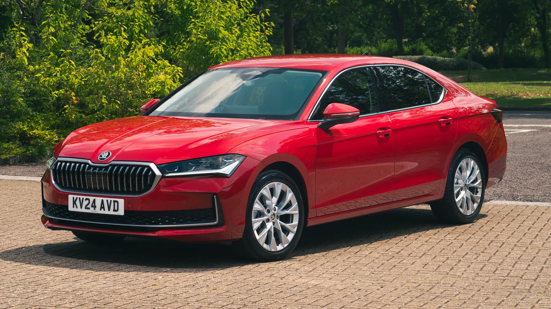 Skoda Superb Review 2025 | Performance & Pricing | Carwow