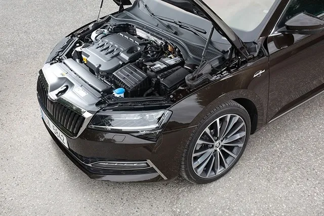 Skoda Superb lập kỷ lục 2.831 Km chỉ với một bình dầu