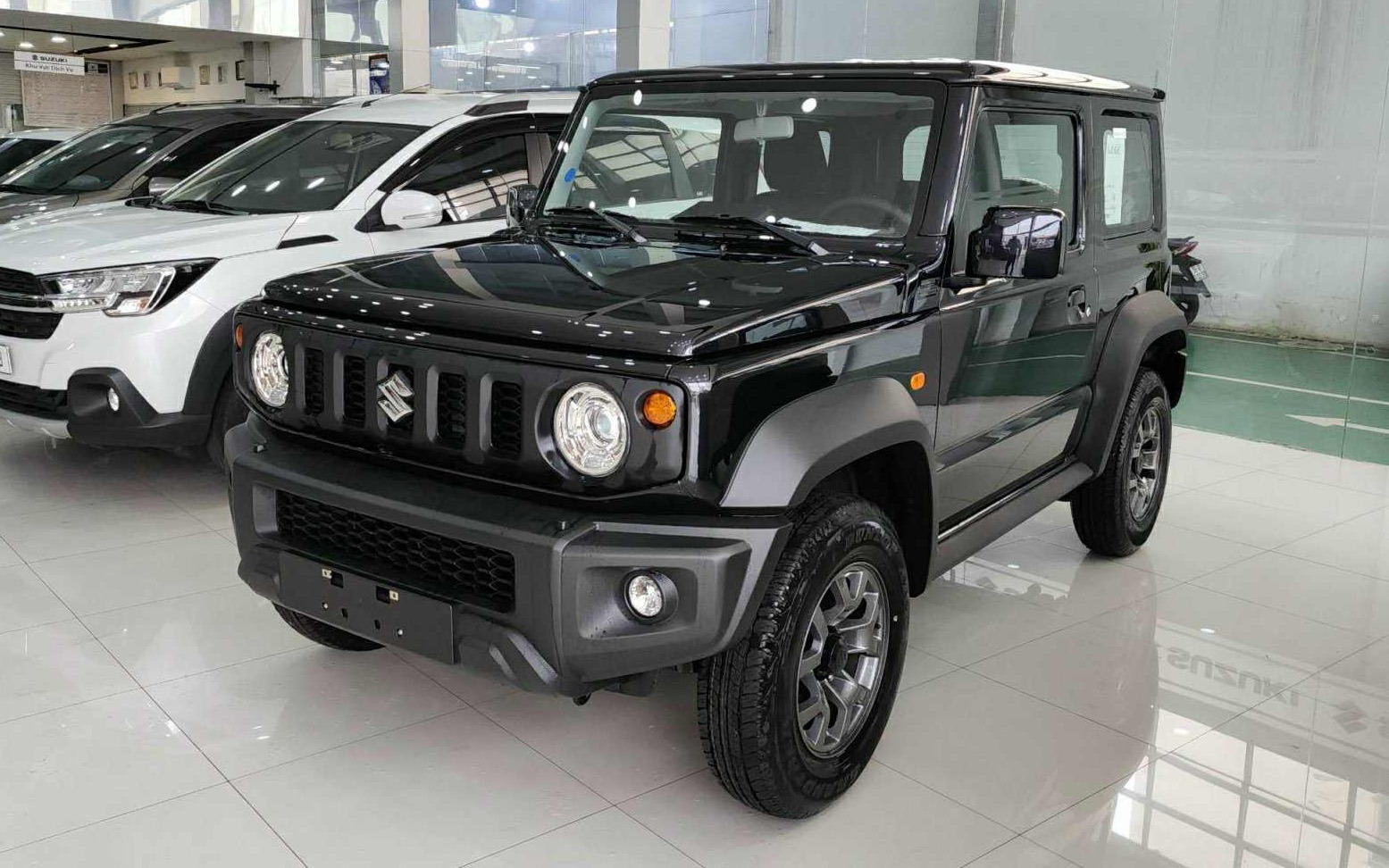 SỐC CUỐI NĂM: Suzuki Jimny giảm sâu gần 100 triệu, chốt giá chỉ từ 689 triệu đồng
