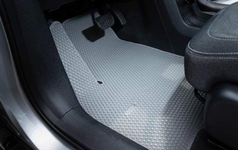 Thảm Nhựa Trải Sàn KATA: Lựa Chọn Của Chủ Xe VinFast Limo Green