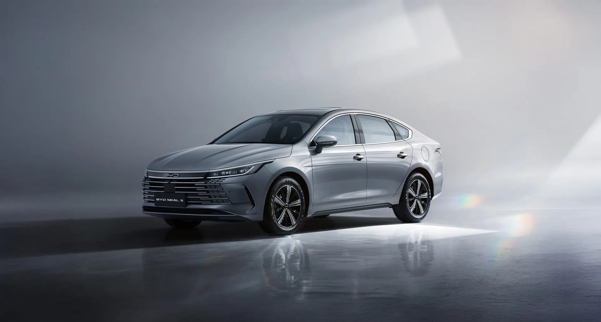 Thị trường ô tô mới: Xe Hybrid và Nhập khẩu áp đảo tháng 10