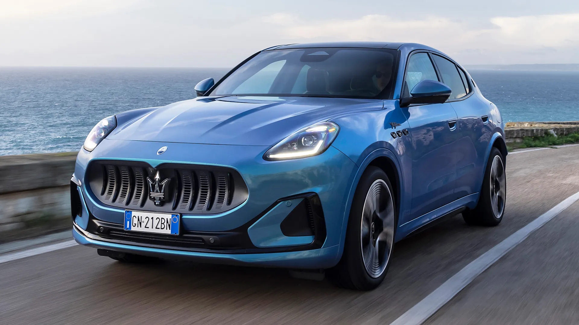 Thị trường ô tô mới: Xe Hybrid và Nhập khẩu áp đảo tháng 10