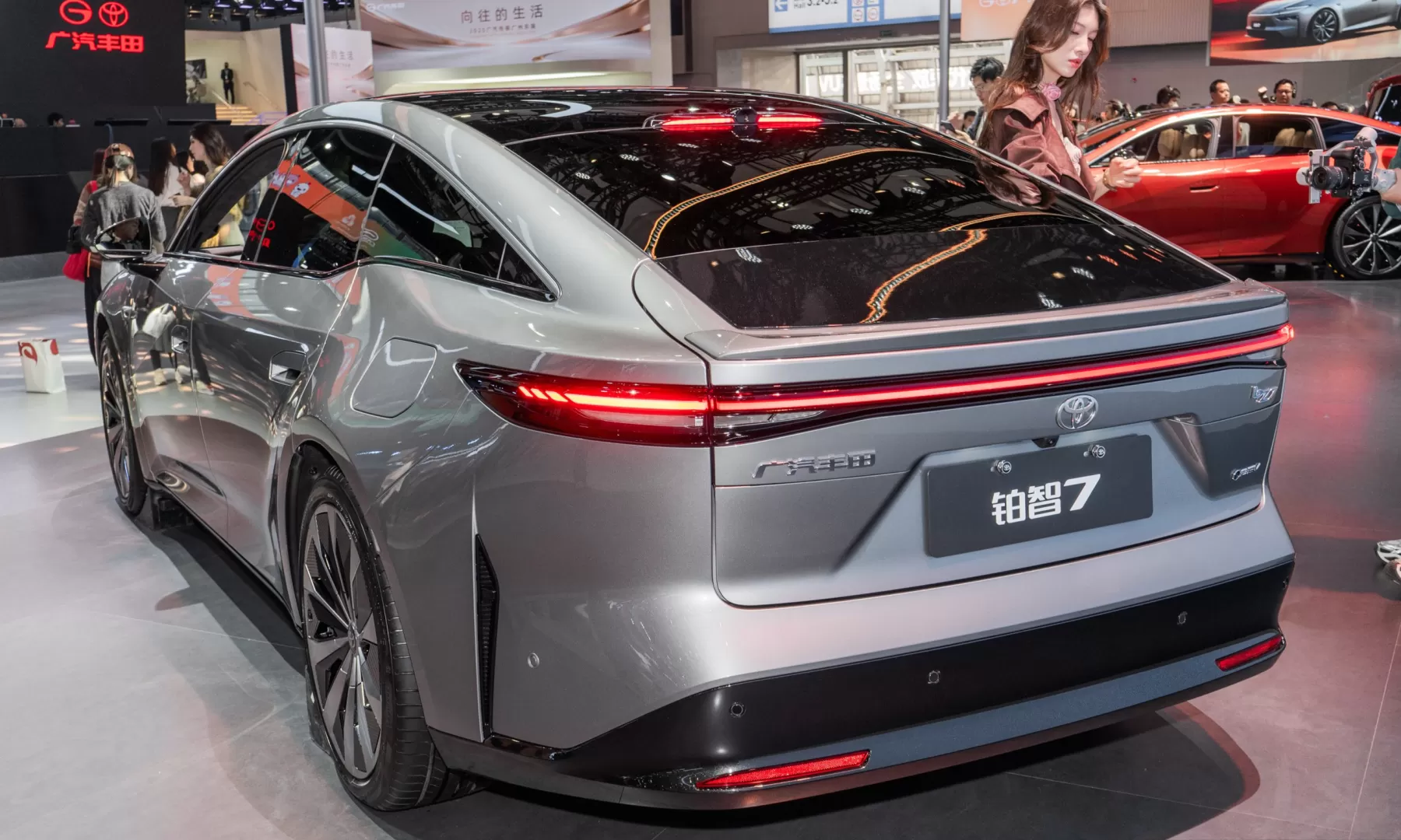 Toyota bZ7 - sedan cỡ lớn lắp môtơ điện Huawei