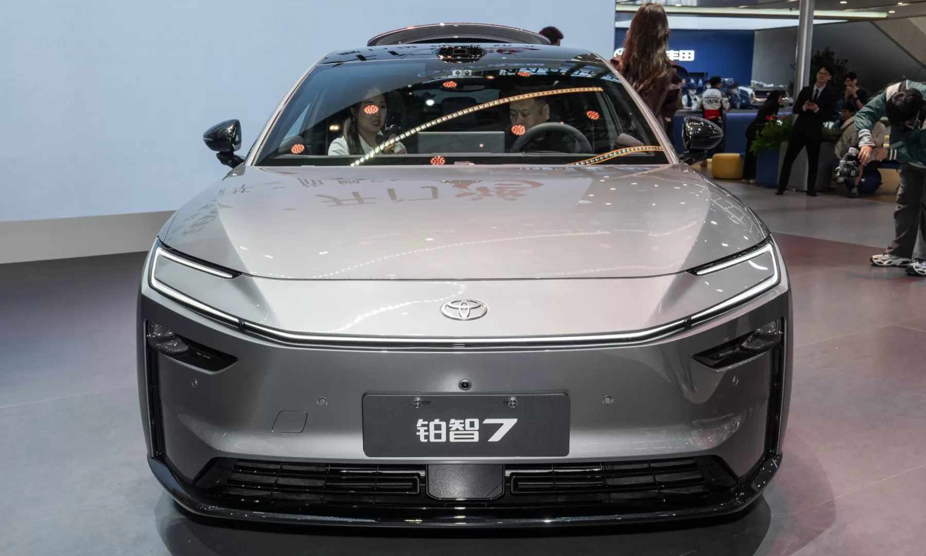 Toyota bZ7 - sedan cỡ lớn lắp môtơ điện Huawei