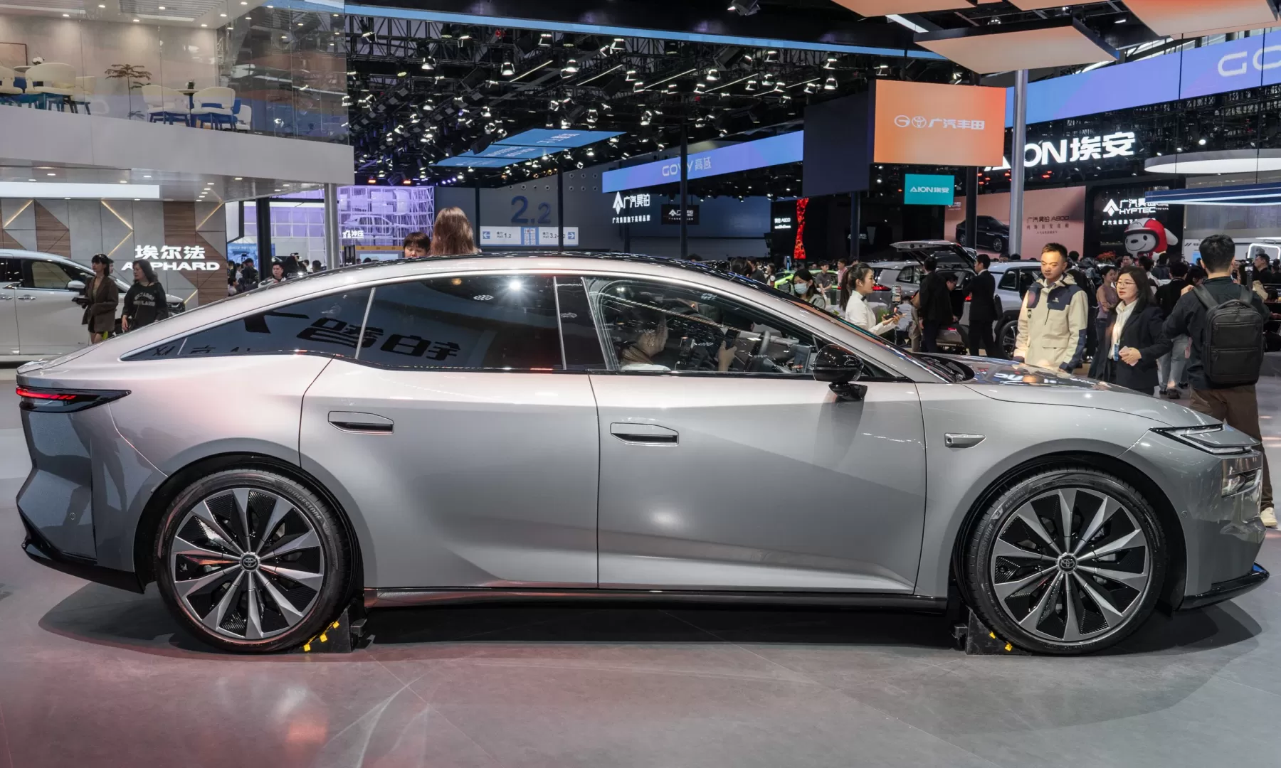 Toyota bZ7 - sedan cỡ lớn lắp môtơ điện Huawei