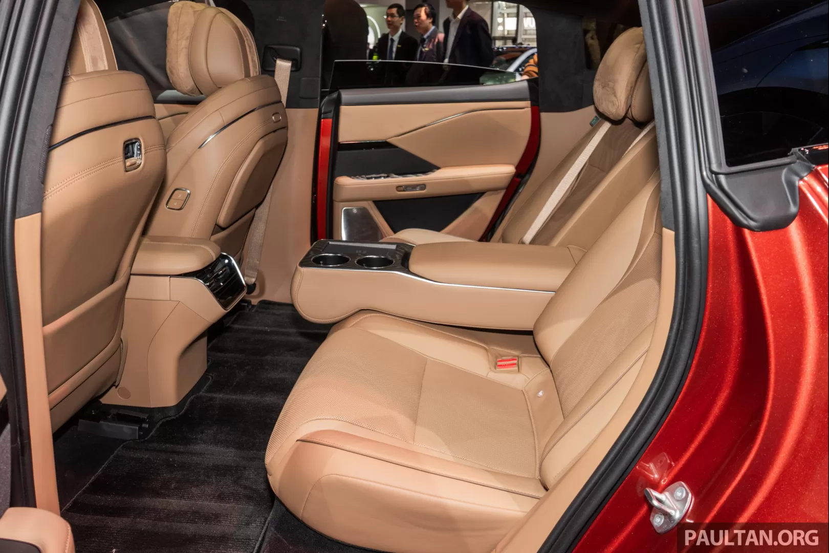 Toyota bZ7 - sedan cỡ lớn lắp môtơ điện Huawei