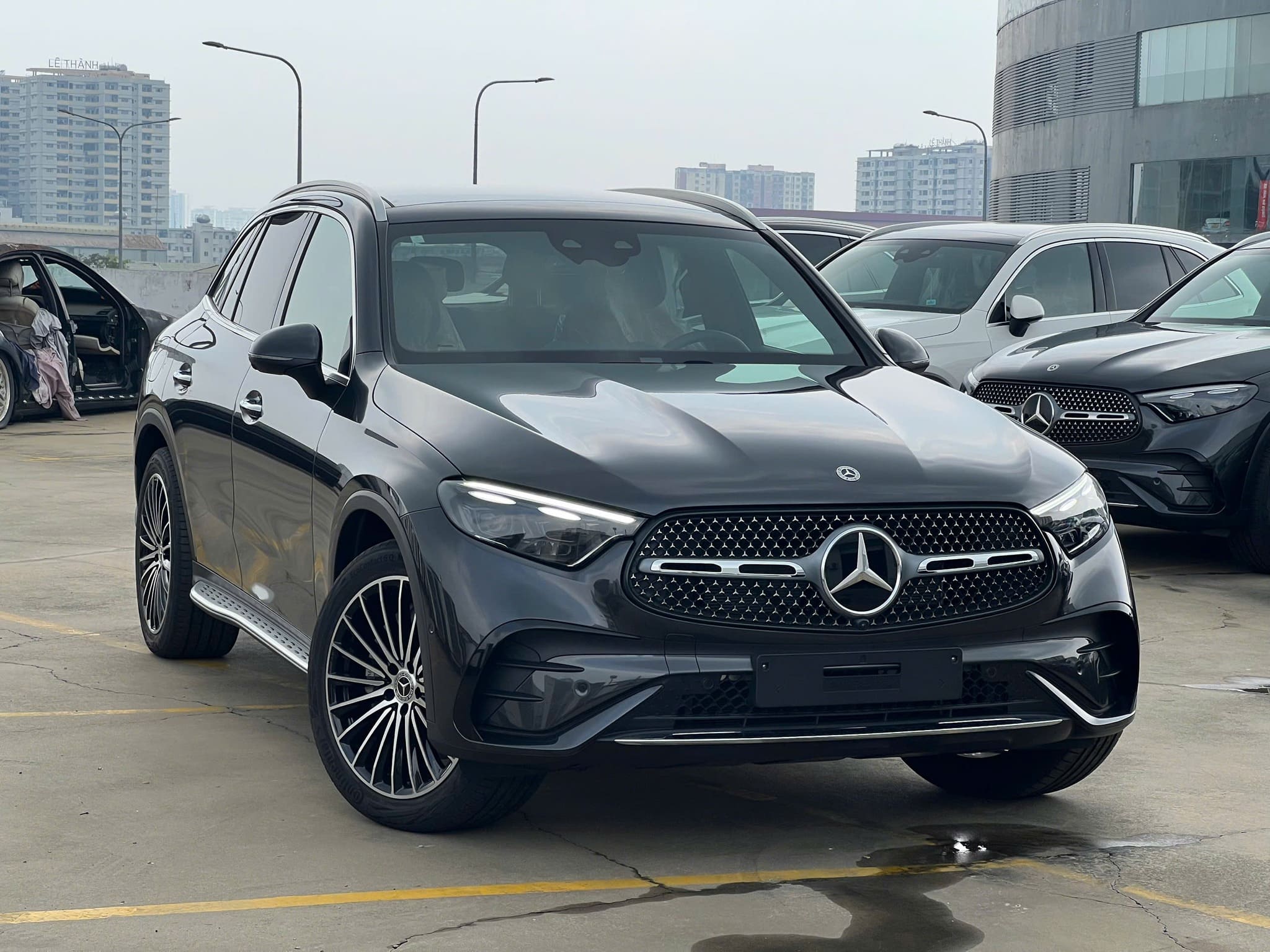 Ưu đãi Mercedes-Benz GLC 300 4MATIC tháng 10/2025: Giảm giá "khủng" đủ mua thêm xe Accent