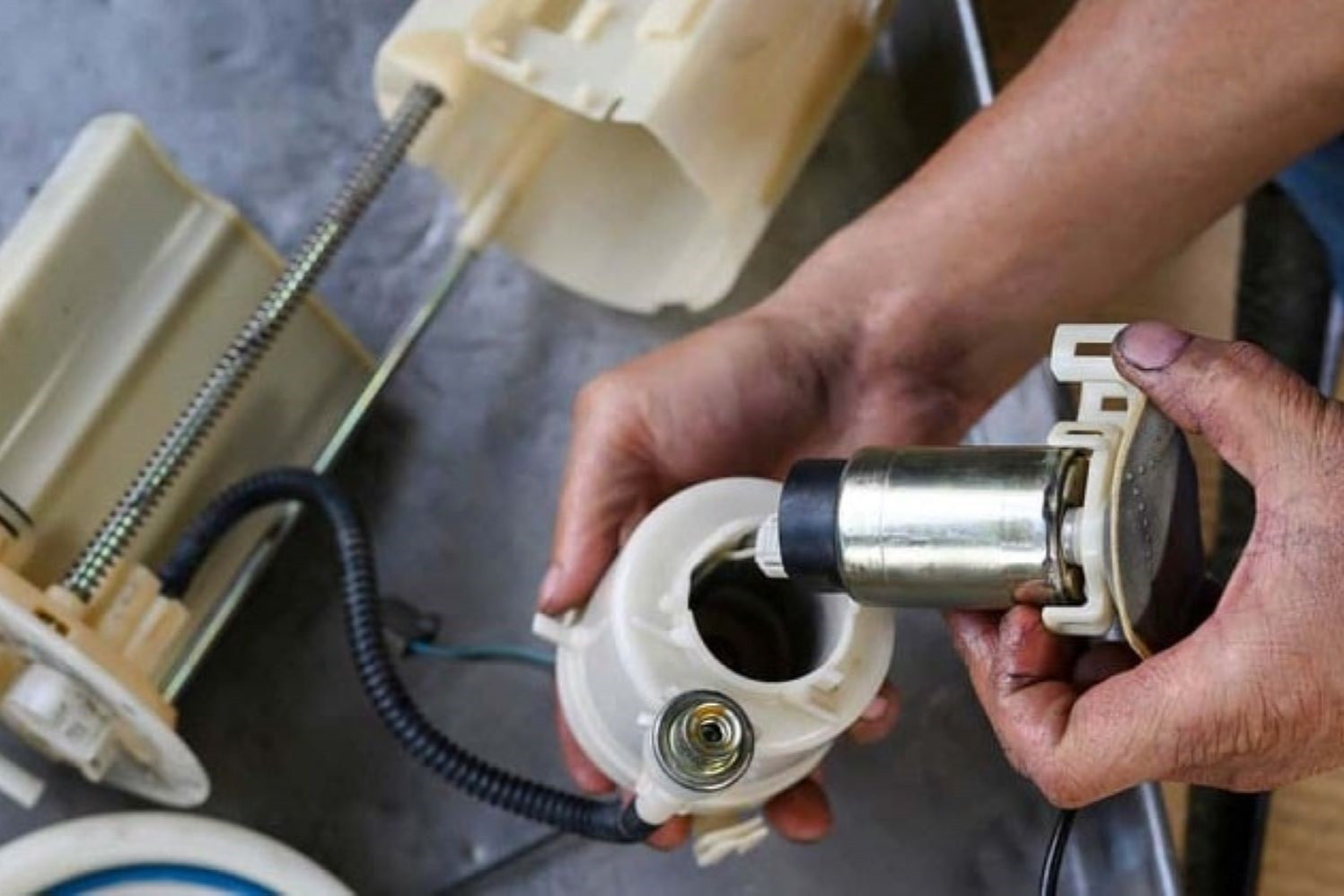 Vạch Xăng Đỏ: Lời Nhắc Nhở Hay Tấm Séc Sửa Chữa Đắt Đỏ?