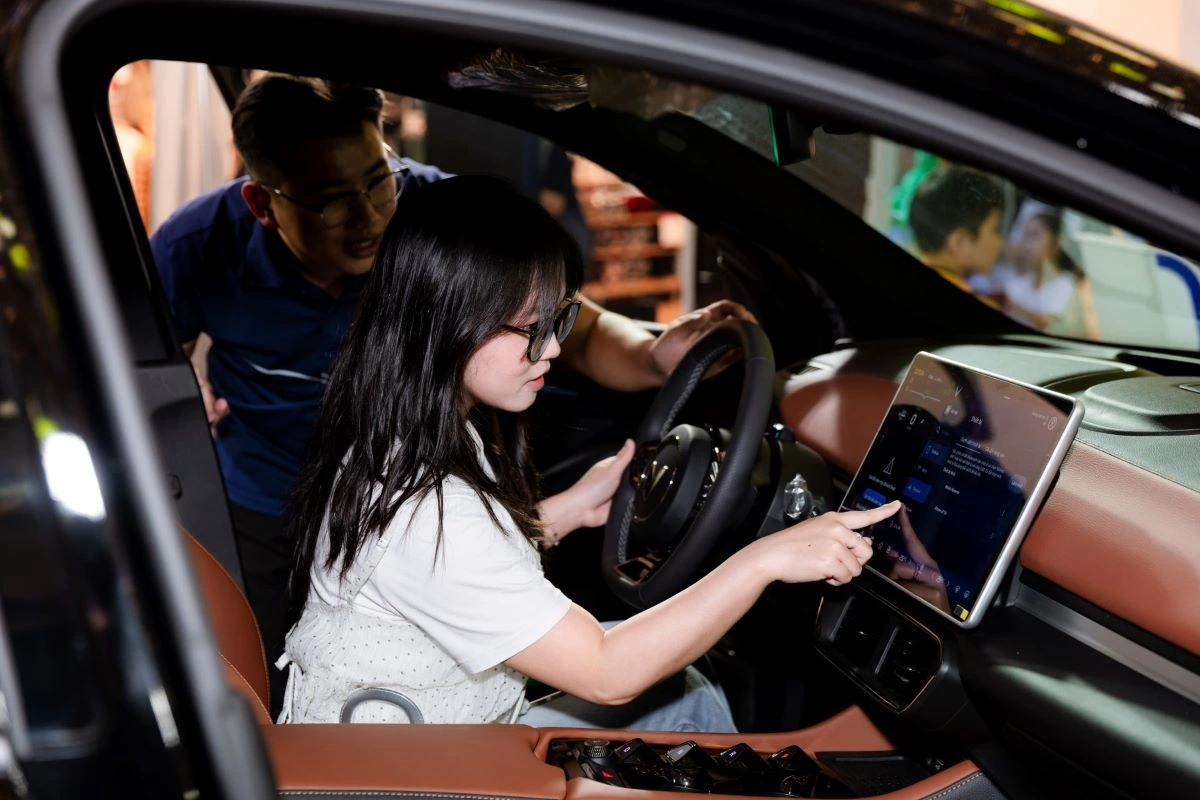 Xe Hơi VinFast VF 7, VF 8, VF 9 Hút Khách Ngày Trải Nghiệm