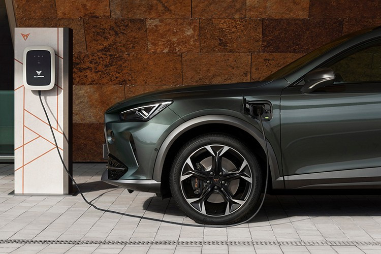 Xe PHEV: Khí thải cao gấp 5 lần, ảo mộng 'xe xanh' tan vỡ? 